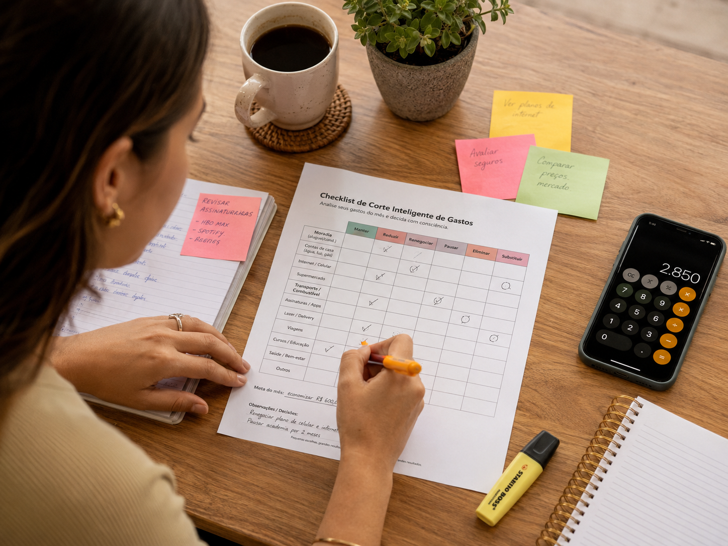Pessoa preenchendo o Checklist de Corte Inteligente de Gastos no papel, classificando despesas do mês